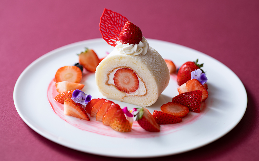 苺のふんわりロールケーキ
