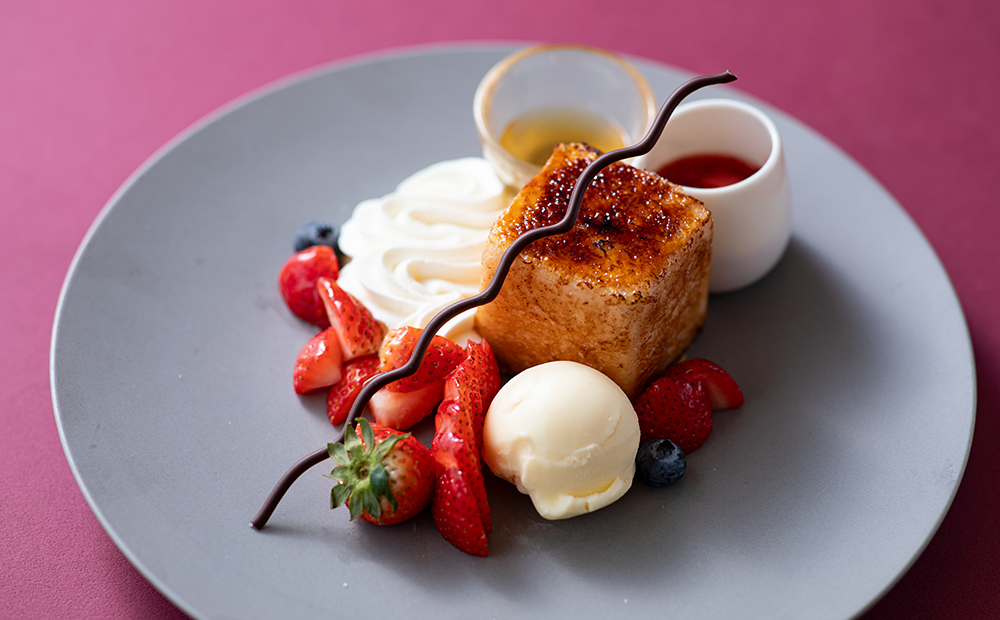 苺と自家製パンのフレンチトースト